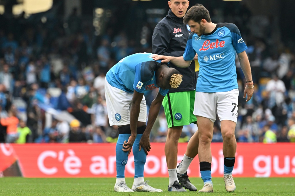 La déception des deux stars du Napoli Victor Osimhen (g) Khvicha Kvaratskhelia après le match nul contre la Salernitana, le 30 avril 2023 au stade Diego Maradona