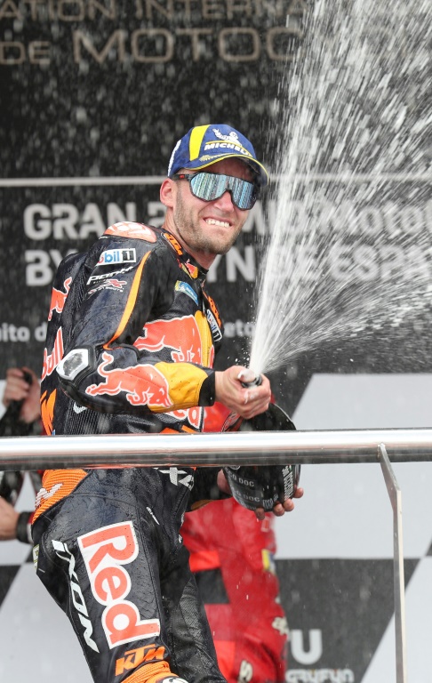 Le pilote moto sud-africain Brad Binder (KTM) célèbre sa 2e place au Grand Prix d'Espagne MotoGP sur le circuit de Jerez de la Frontera le 30 avril 2023.