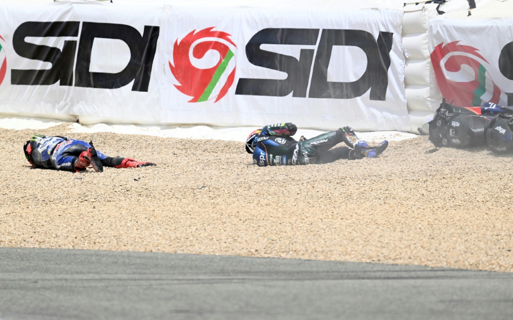 Le pilote français de MotoGP Fabio Quartararo (à gauche) et le pilote portugais Miguel Oliveira après leur chute lors du Grand Prix d'Espagne MotoGP disputé sur le circuit de Jerez de la Frontera le 30 avril 2023.