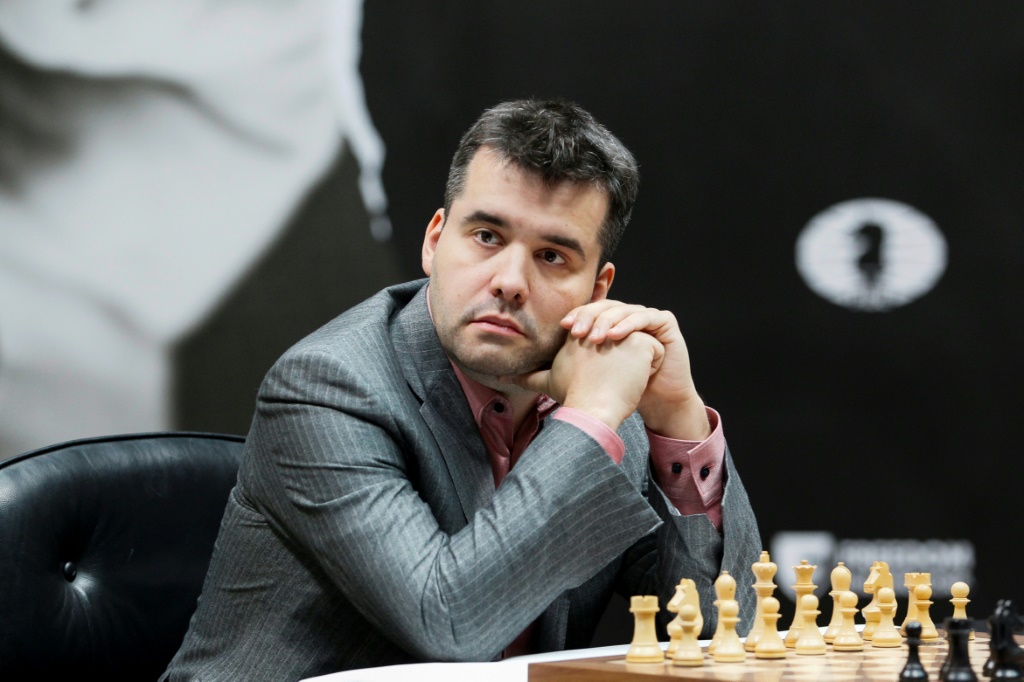 Le joueur d'échec russe Ian Nepomniachtchi, lors d'une partie du championnat du monde, le 9 avril 2023 à Astana