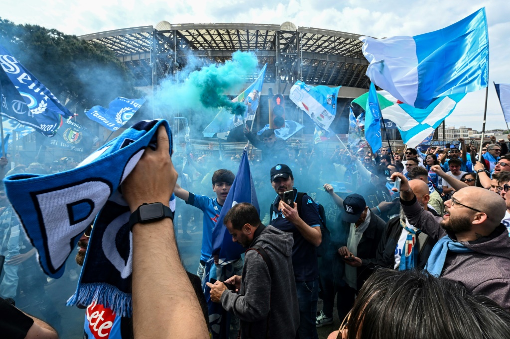 Les supporters du Napoli réunis devant le stade Diego Maradona, le 30 avril 2023 à Naples