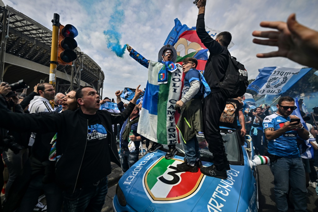 Des supporters du Napoli près du stade Diego Maradona, le 30 avril 2023