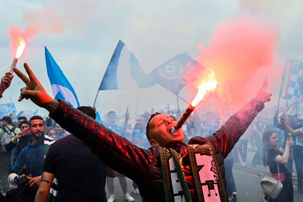Des supporters de Naples, le 30 avril 2023 lors du match de Serie A contre la Salernitana