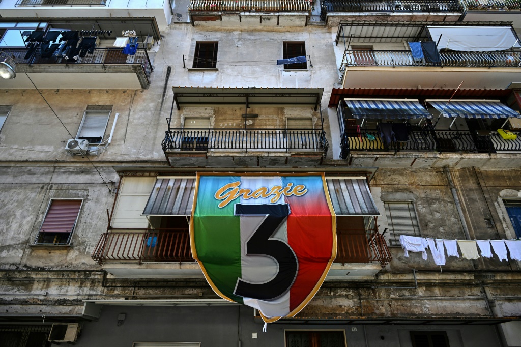 Un fanion géant remerciant par anticipation le Napoli pour son troisième titre de champion d'Italie, dans un quartier de Naples, le 29 avril 2023