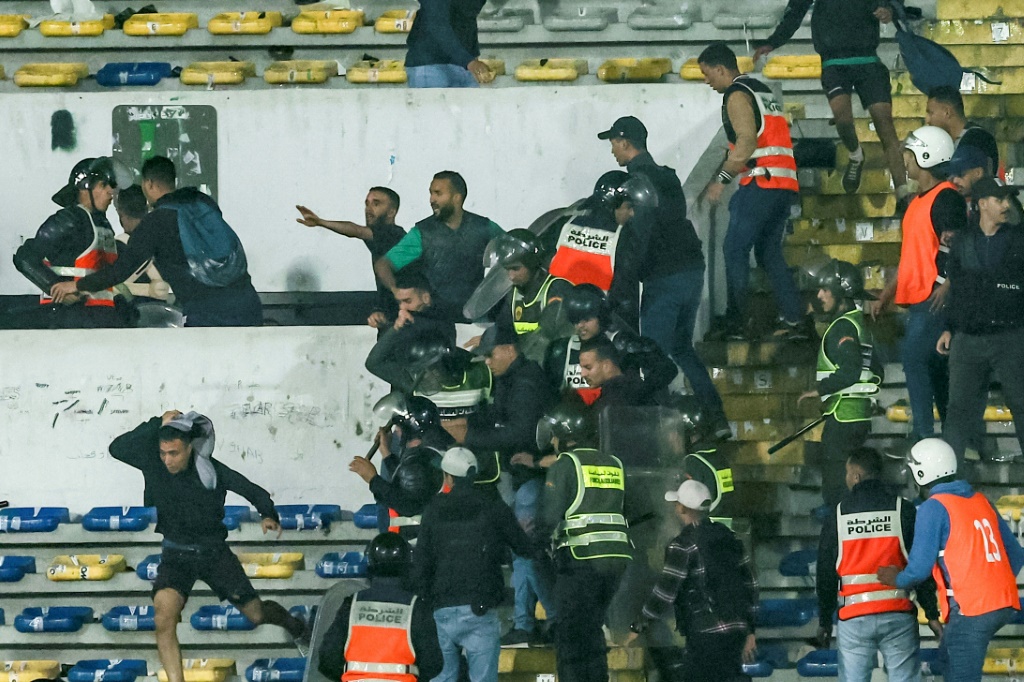 La police intervient lors d'un affrontement entre supporters du Raja Casablanca, lors d'un match de Coupe d'Afrique contre le club égyptien d'Al Ahly, au stade Mohammed V de Casablanca, au Maroc, le 29 avril 2023