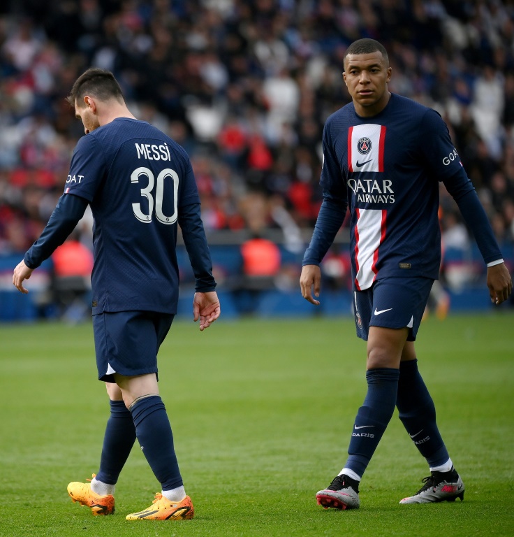 Les stars du PSG Lionel Messi et Kylian Mbappé lors de la défaite face à Lorient, le 30 avril 2023 au Parc des Princes
