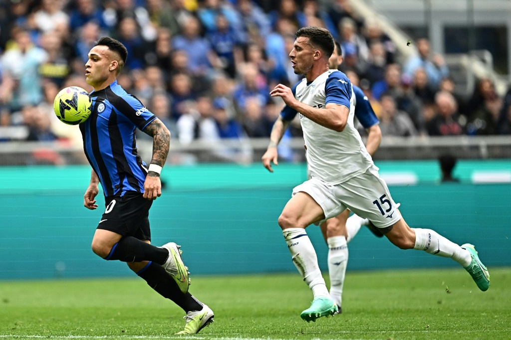 L'attaquant argentin de l'Inter Milan Lautaro Martinez (à gauche) lors du match contre la Lazio à San Siro le 30 avril 2023