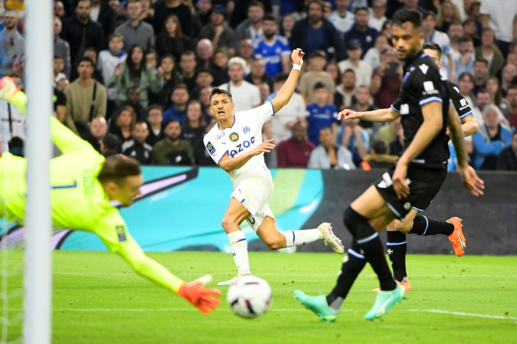 L'attaquant de Marseille Alexis Sanchez marque le but de la victoire contre Auxerre, le 30 avril 2023 au stade Vélodrome