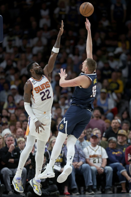 Nikola Jokic, des Denver Nuggets, place un shoot face à Deandre Ayton des Phoenix Suns, lors du deuxième match de demi-finale de conférence Ouest de NBA, lundi à Denver.