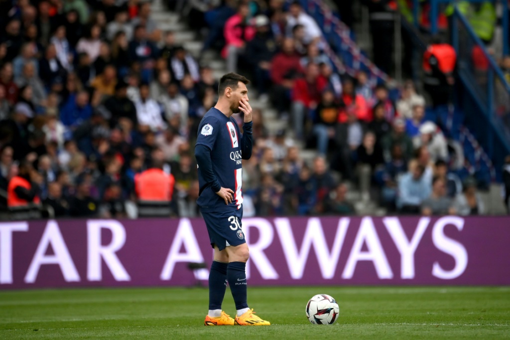 Lionel Messi peu en vue lors du match perdu par Paris face à Lorient au Parc des Princes, le 30 avril 2023