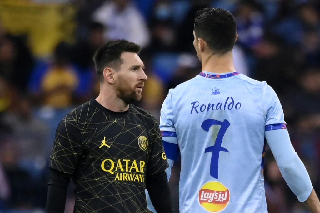 La star du PSG Lionel Messi croise son grand rival Cristiano Ronaldo, lors d'un match amical à Ryad, le 19 janvier 2023